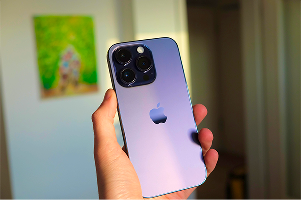 iPhone 14 Pro màu Tím sáng hơn khi có ánh nắng chiếu trực tiếp